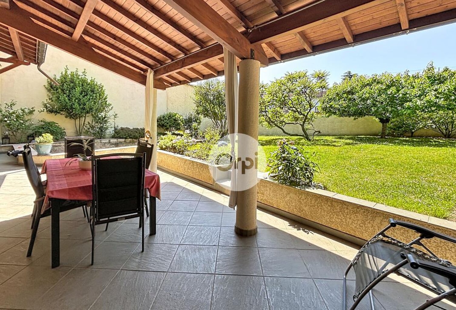 Maison de 180m² avec véranda, abri voiture, terrasses et jardins — photo 1