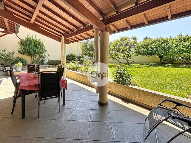 Maison de 180m² avec véranda, abri voiture, terrasses et jardins — photo du bien
