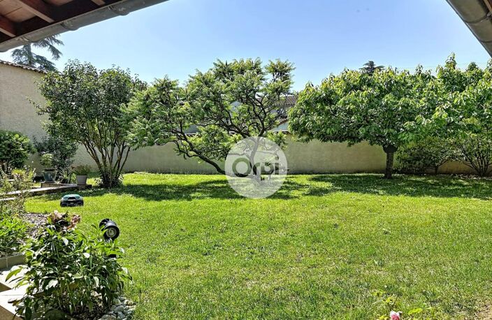 Maison de 180m² avec véranda, abri voiture, terrasses et jardins — photo 2