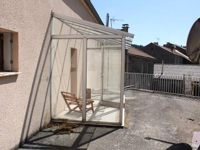 Maison avec local et terrasse — photo du bien