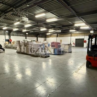 Local industriel  10480 €