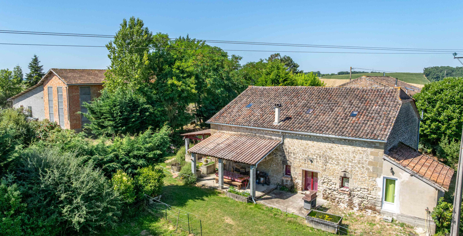 Maison en pierre en pleine campagne avec 4,5 hectares — photo 1