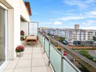 Superbe T3 au dernier étage avec terrasse et vue dégagée — photo 3