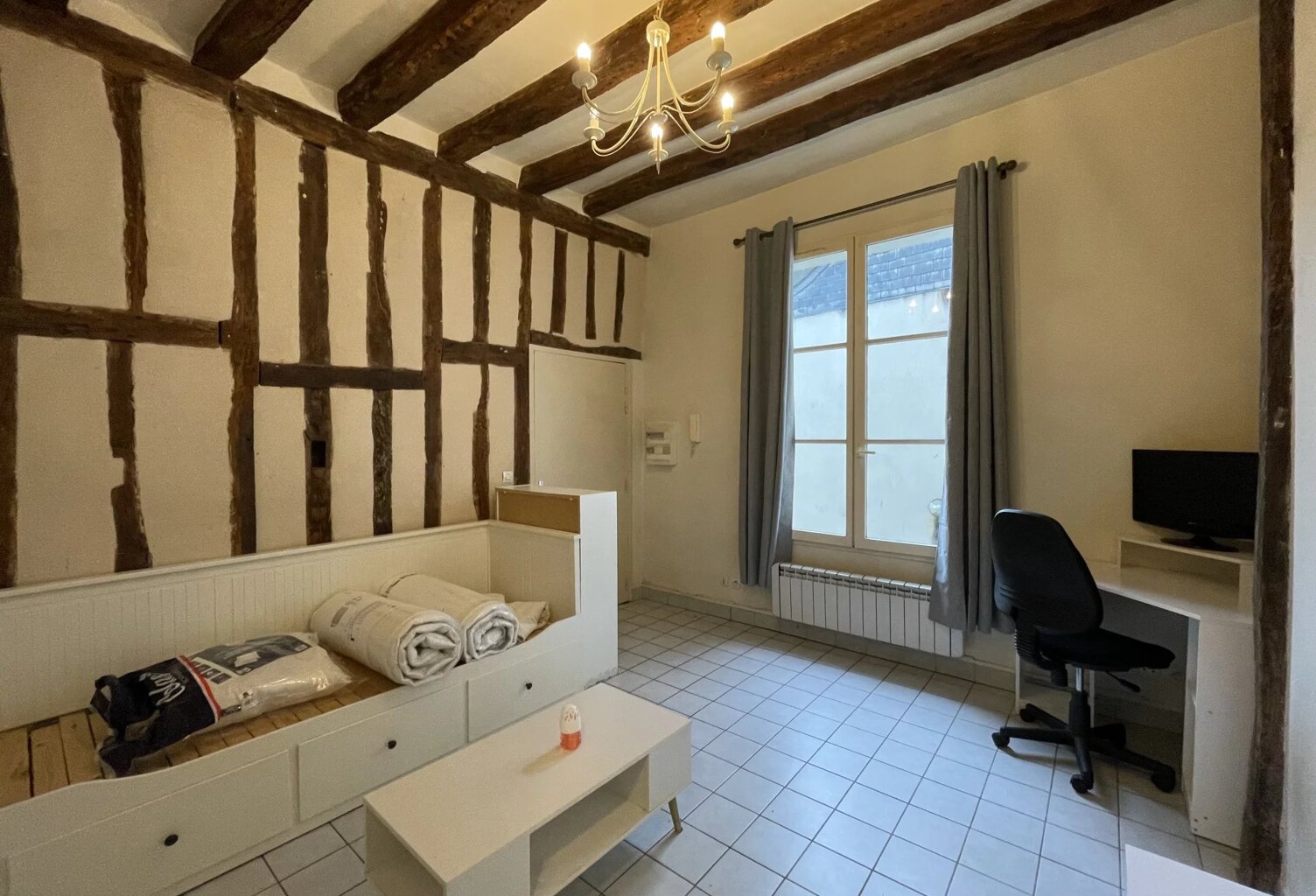 STUDIO MEUBLE VIEUX TOURS - PLACE CHATEAUNEUF — photo 1
