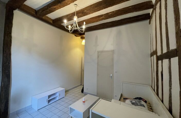 STUDIO MEUBLE VIEUX TOURS - PLACE CHATEAUNEUF — photo 2