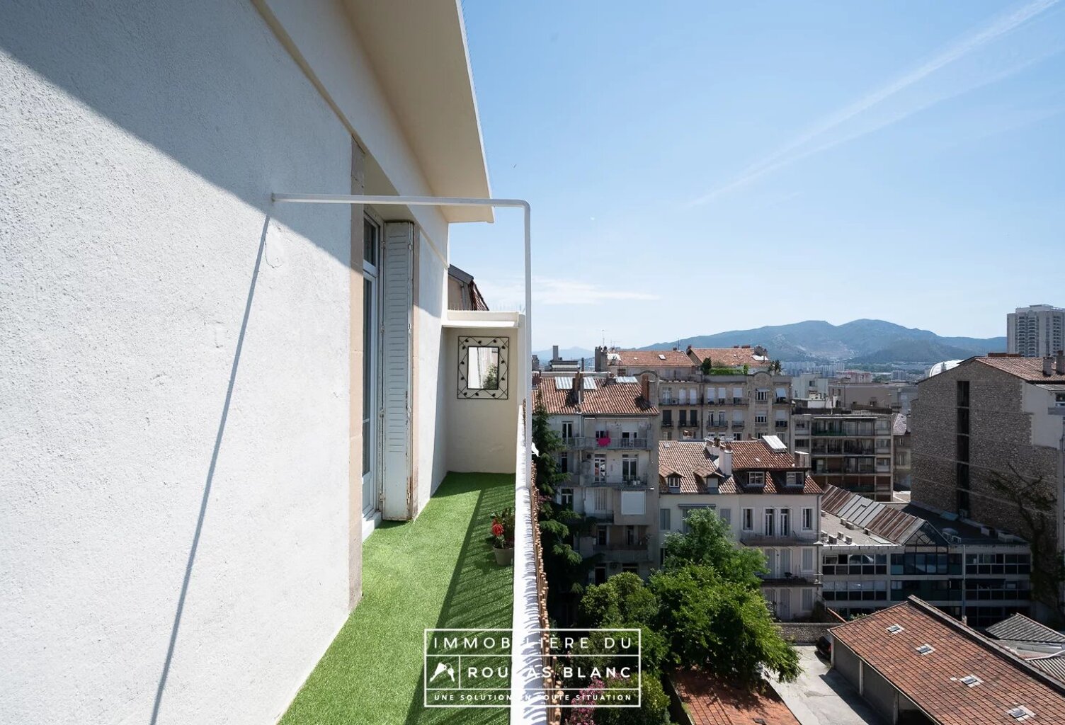 110 m2 - EXTERIEUR - CARRE D'OR - TRAVERSANT — photo 1