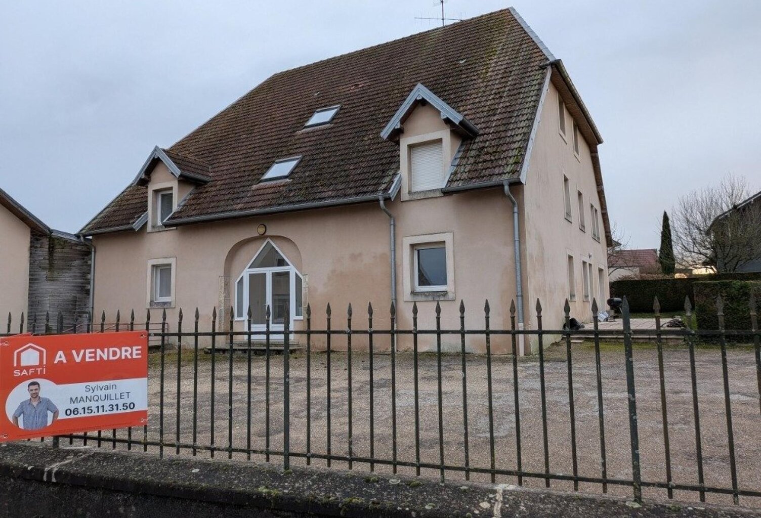 spécial investisseur , joli immeuble de 6 appartements rénovés à 11 min de BESANCON — photo 1