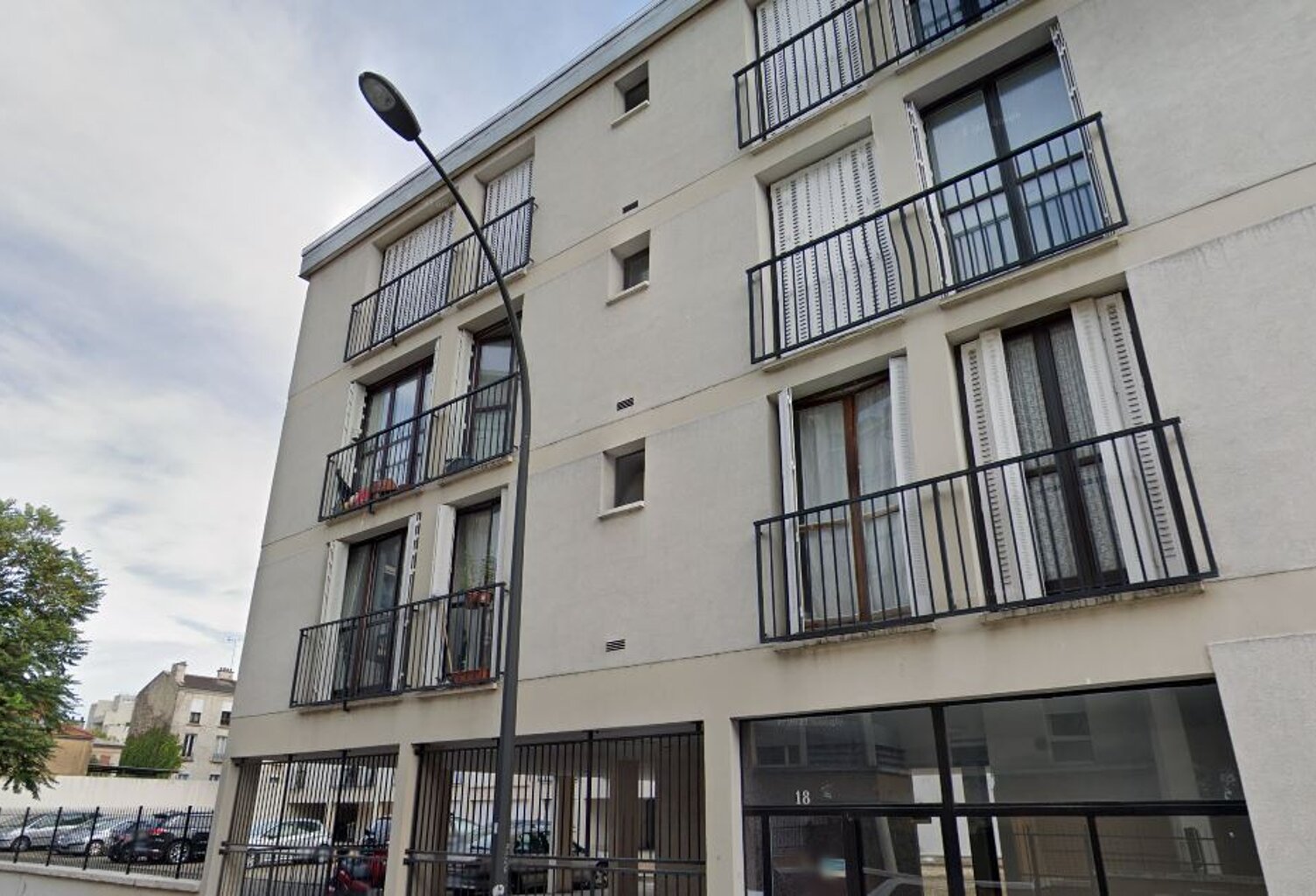 Place de parking dans un immeuble sécurisé — photo 1
