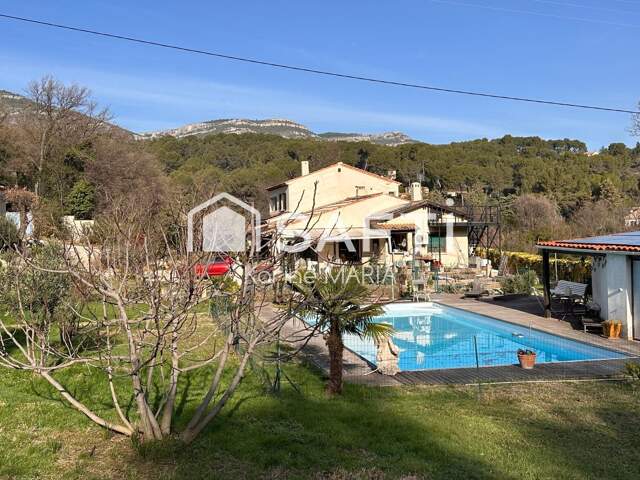13400 - AUBAGNE - Propriété de 242 m2 sur un terrain plat de 4643 m2 avec dépendances, piscine et garage — photo du bien