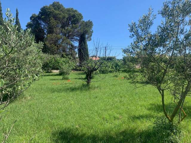 Terrain à bâtir de 700 m² viabilisé en bordure — photo du bien
