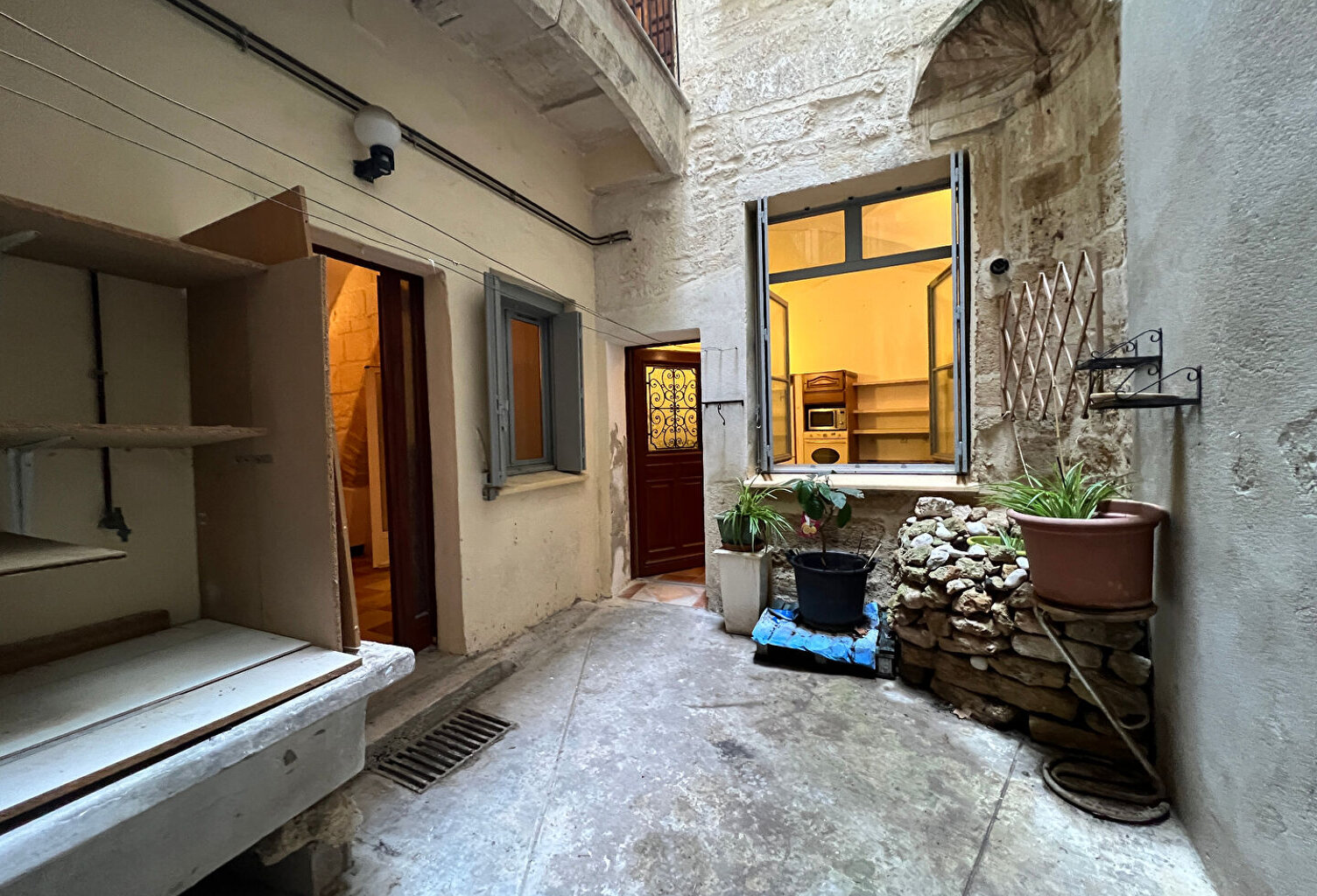 Mtp Préfecture appartement / Local d'environ 107 m² avec cour + cave — photo 1