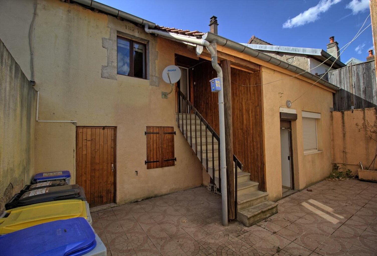 IMMEUBLE DE RAPPORT AVEC 2 APPARTEMENTS ET UNE MAISON — photo 1