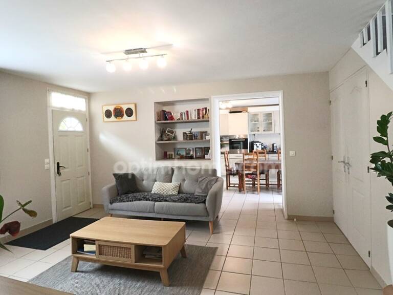 Maison 9 pièces avec jardin, garage et dépendance — photo 1