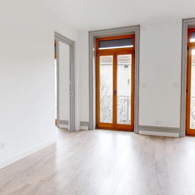 Appartement 4 pièces 890 €
