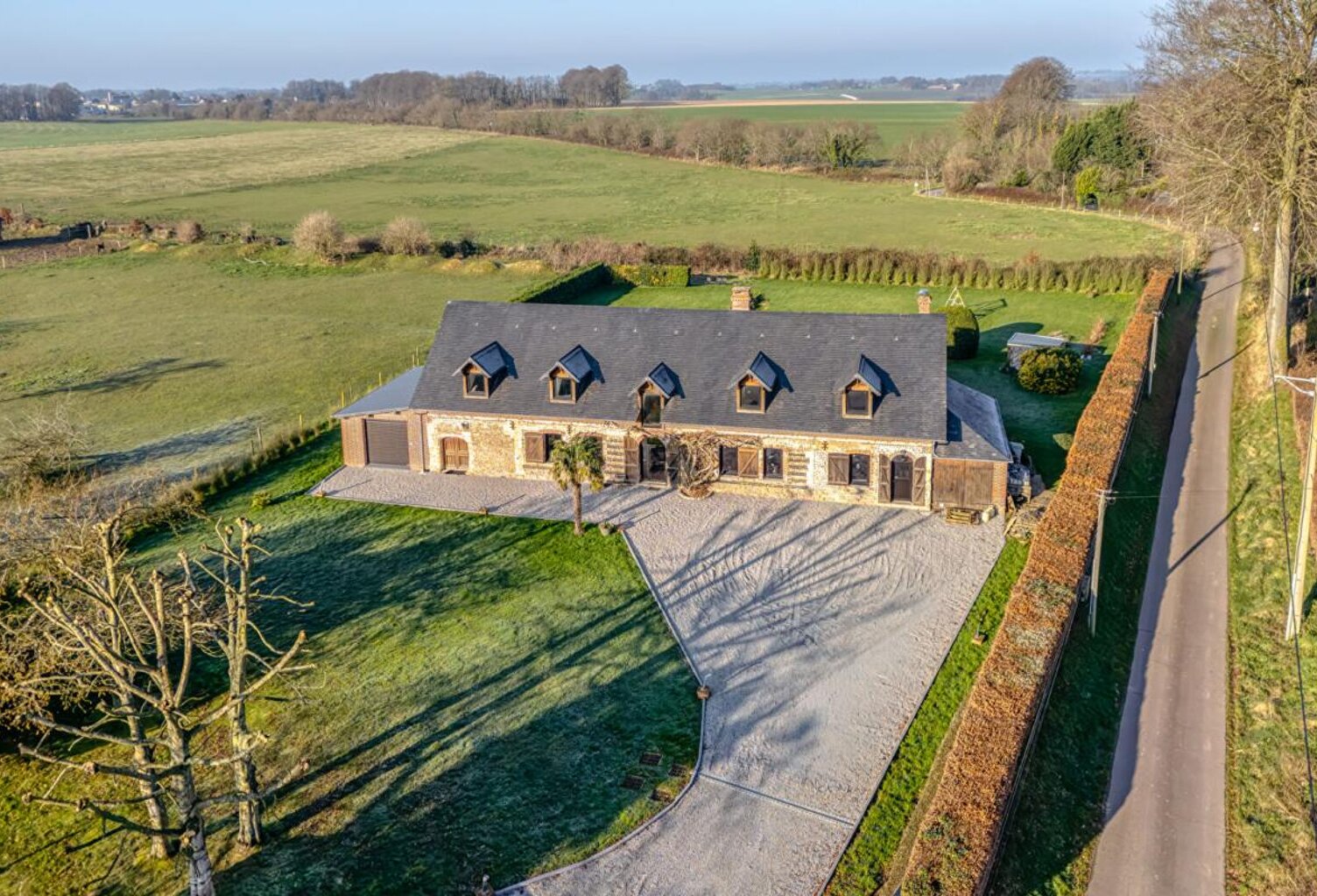briques et silex sur terrain plat, 281 m2 6-7 chambres / beaux volumes de vie — photo 1