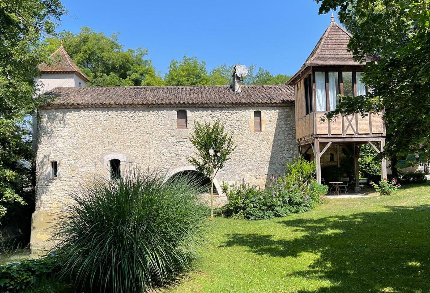 Propriété rare et exceptionnelle : ancien moulin restauré avec dépendance, piscine chauffée et jardin idyllique — photo 1