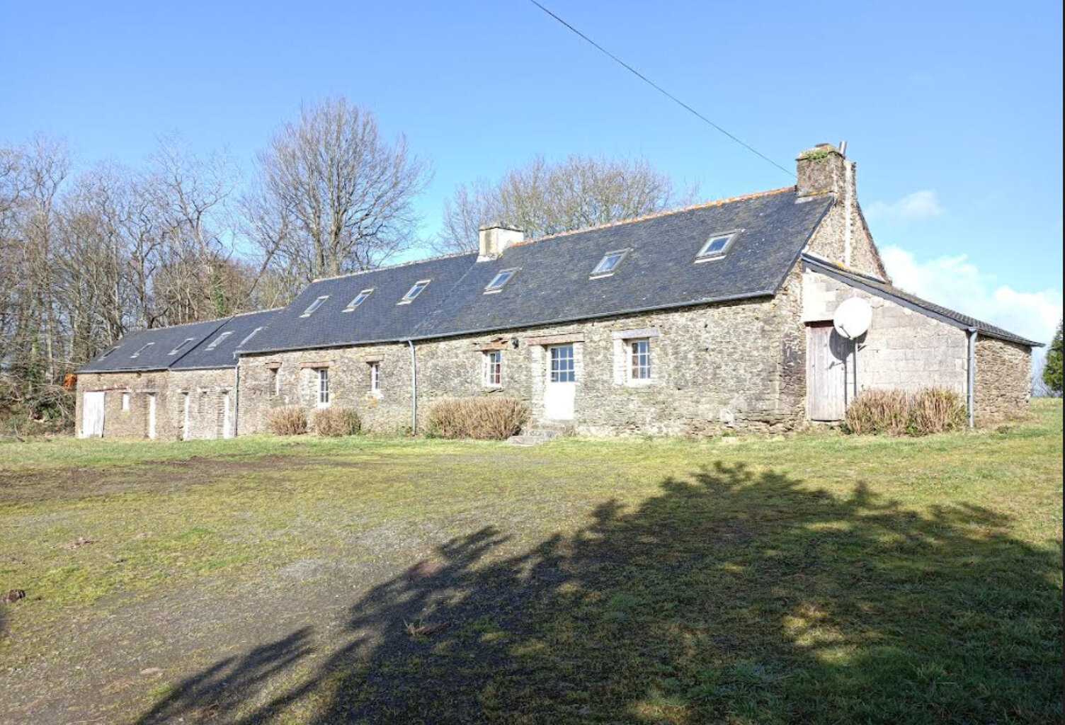 29270 Cléden Poher Longère avec vue 2 pièces de 48 m² combles aménagés et dépendances — photo 1