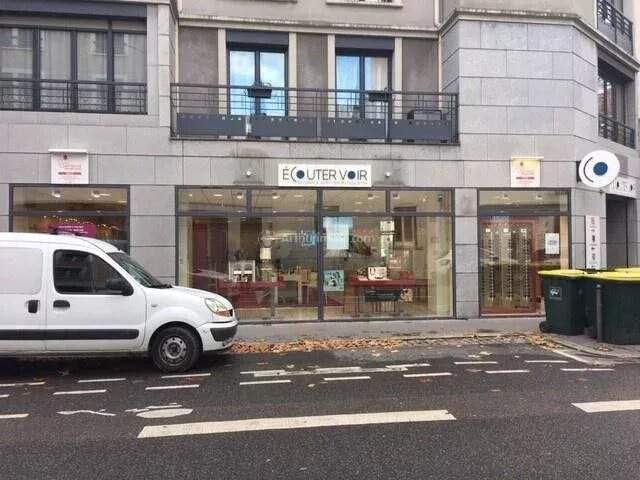 À VENDRE - LOCAL COMMERCIAL OU BUREAU LYON 9 - 227 m² — photo du bien