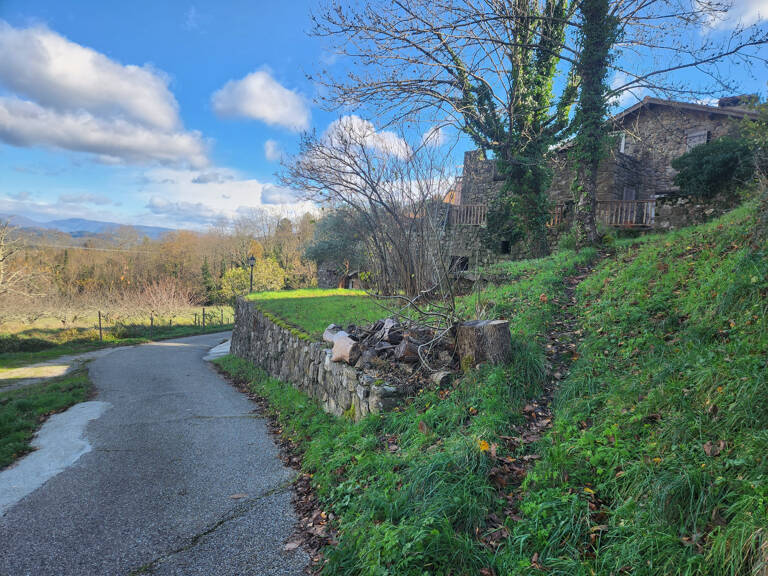 Maison de hameau en pierre sur un terrain attenant de 200 m2 — photo 1