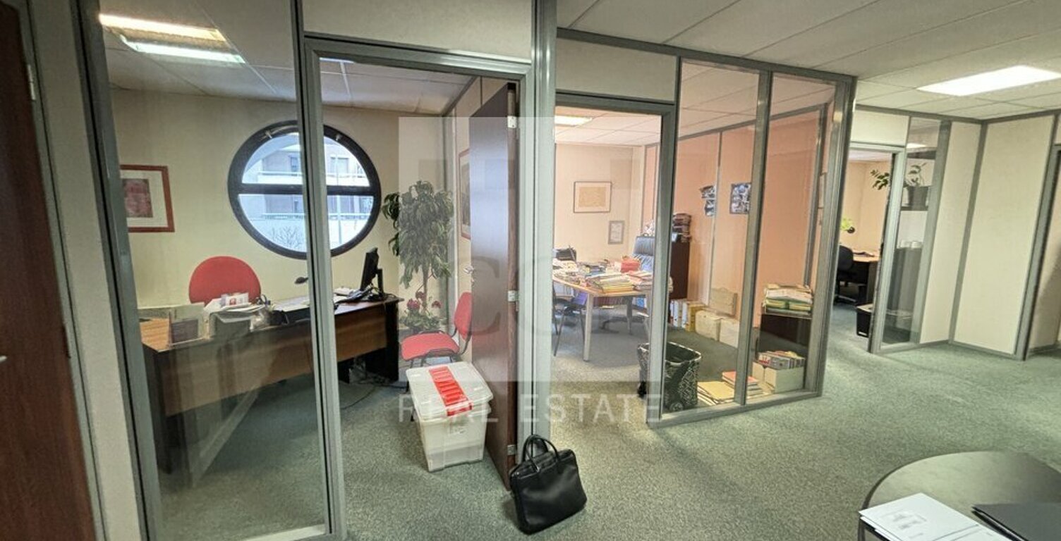 BUREAUX à LOUER — photo 1