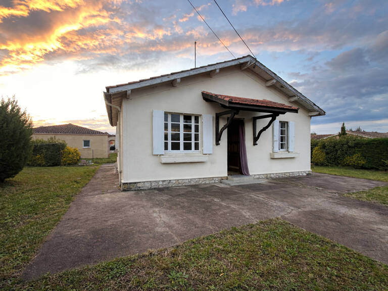 Secteur Sainte-Livrade-sur-Lot, à 5 minutes de toutes les commodités, venez découvrir cette jolie maison de plain-pied à rénover d'environ 86,80 m² habitables sur une parcelle de 500 m². Elle se compose d'une entrée de 3,31 m² desservant un salon de 11,25 — photo 1