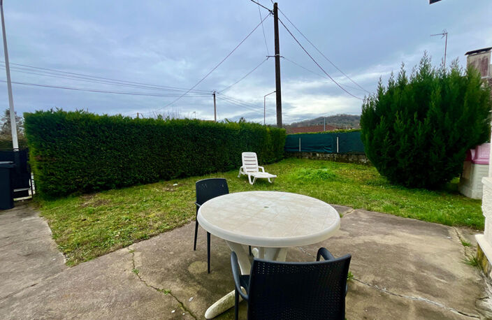Secteur Sainte-Livrade-sur-Lot, à 5 minutes de toutes les commodités, venez découvrir cette jolie maison de plain-pied à rénover d'environ 86,80 m² habitables sur une parcelle de 500 m². Elle se compose d'une entrée de 3,31 m² desservant un salon de 11,25 — photo 2
