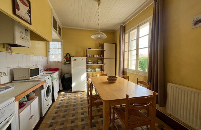 Secteur Sainte-Livrade-sur-Lot, à 5 minutes de toutes les commodités, venez découvrir cette jolie maison de plain-pied à rénover d'environ 86,80 m² habitables sur une parcelle de 500 m². Elle se compose d'une entrée de 3,31 m² desservant un salon de 11,25 — photo 5