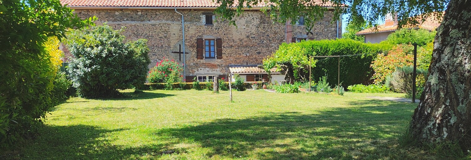 Maison 8 Pièces 235 m² à vendre à Terres-de-Haute-Charente (16270)