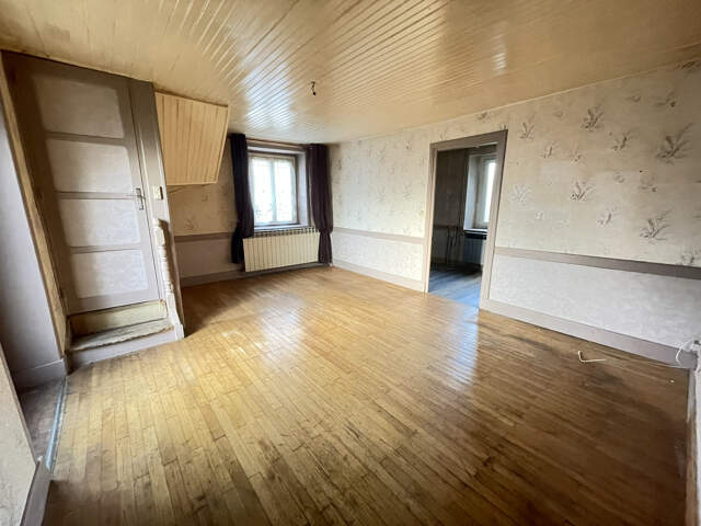 Maison à rénover avec terrain attenant. — photo du bien