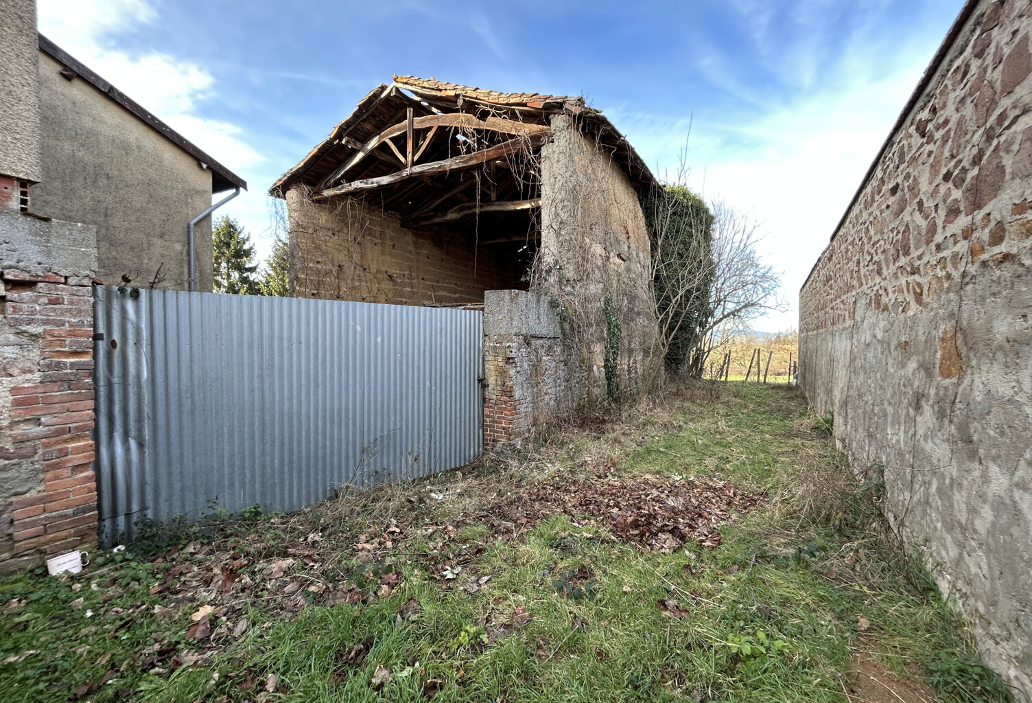 EXCLUSIVITE - terrain avec dépendance 90m2 - 42590 — photo 1