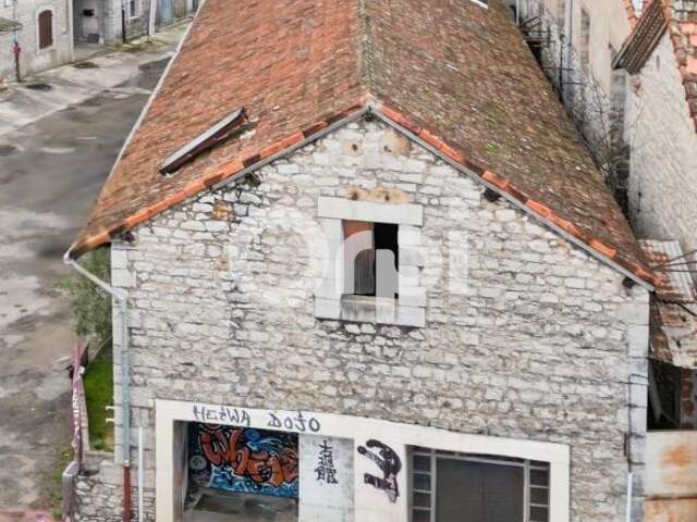 Bâtiment en pierre à rénover, fort potentiel, proche centre — photo du bien