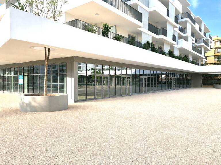 A louer, Local commercial d'angle de 175 m² avec Mezzanine de 49 m², Square Benes, Saint Laurent du Var 06700, Alpes-Maritimes — photo 1