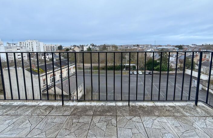 Appartement 3 pièces à vendre Orléans – Rue Xaintrailles | Dernier étage avec potentiel — photo 3
