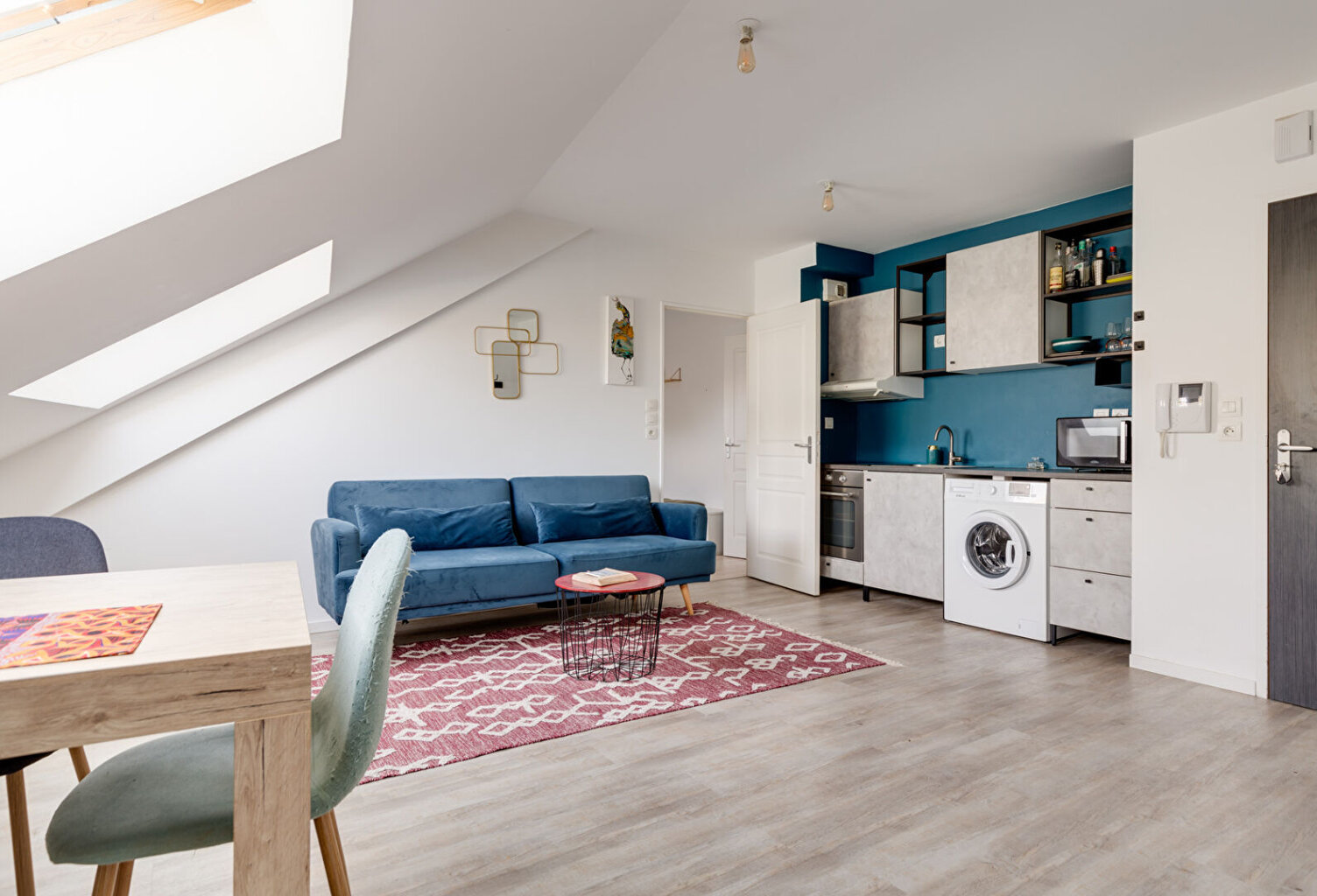 A VENDRE NANTES SAINT CLEMENT LUMINEUX ET SPACIEUX TYPE 2 AU DERNIER ETAGE — photo 1