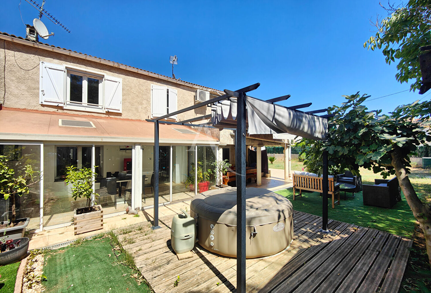 Maison La Crau 7 pièce(s) 141 m2 — photo 1