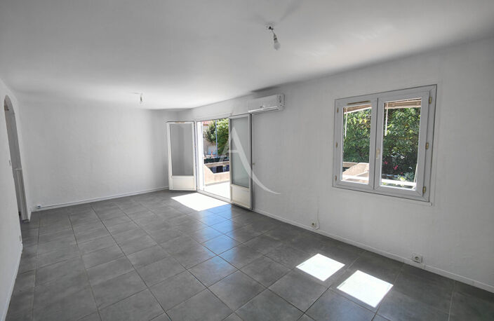 Maison La Crau 7 pièce(s) 141 m2 — photo 2
