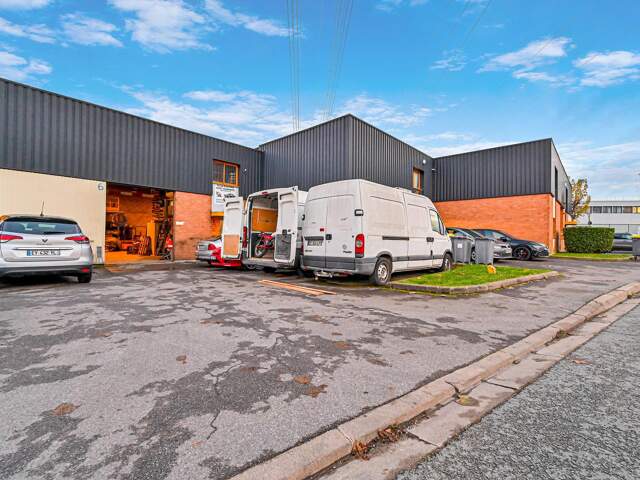 ENTREPOT + BUREAUX 340 M² EN ZAC — photo du bien