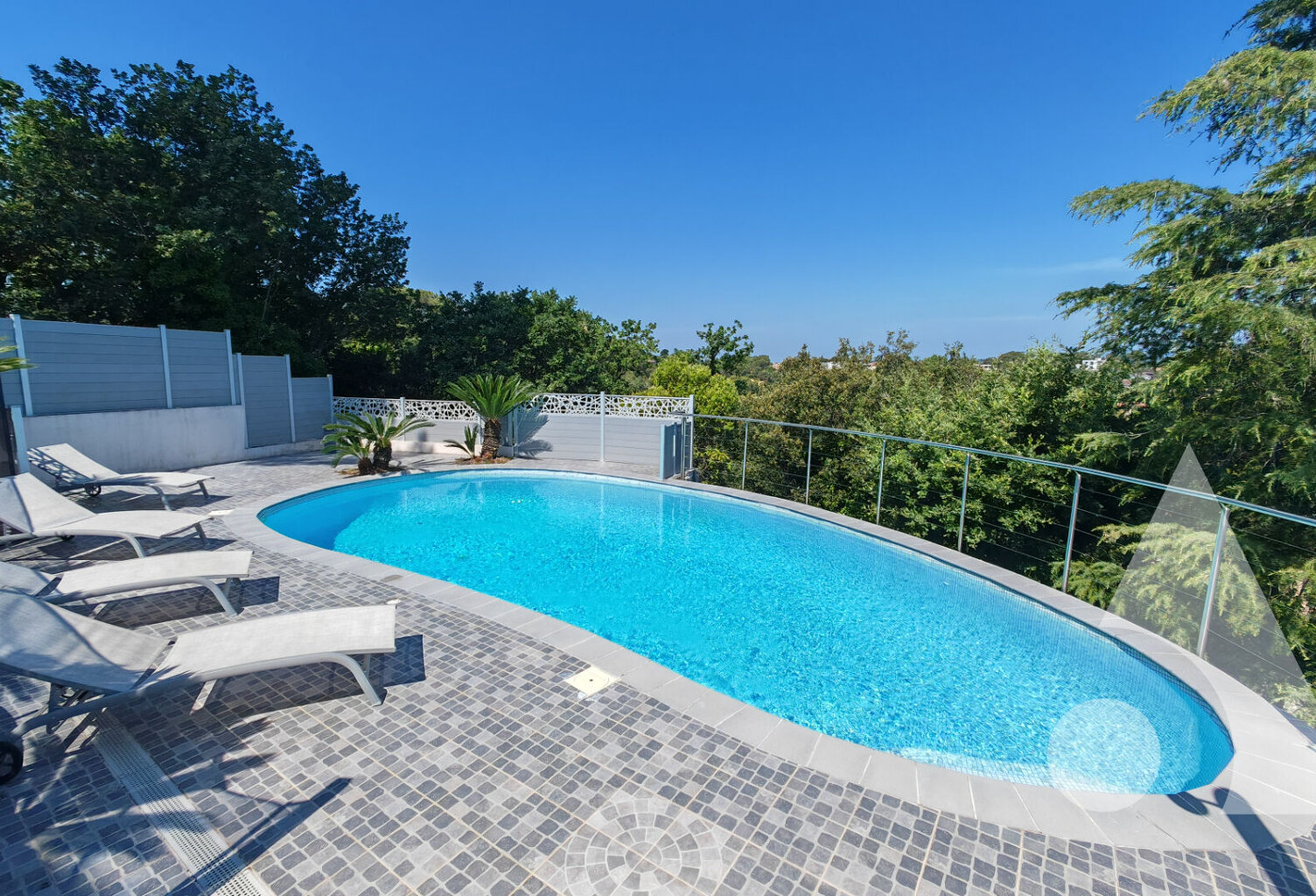 SAINT-RAPHAEL SUPERBE VILLA CONTEMPORAINE AVEC PISCINE ET 5 CHAMBRES — photo 1