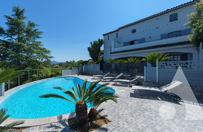 SAINT-RAPHAEL SUPERBE VILLA CONTEMPORAINE AVEC PISCINE ET 5 CHAMBRES — photo 2