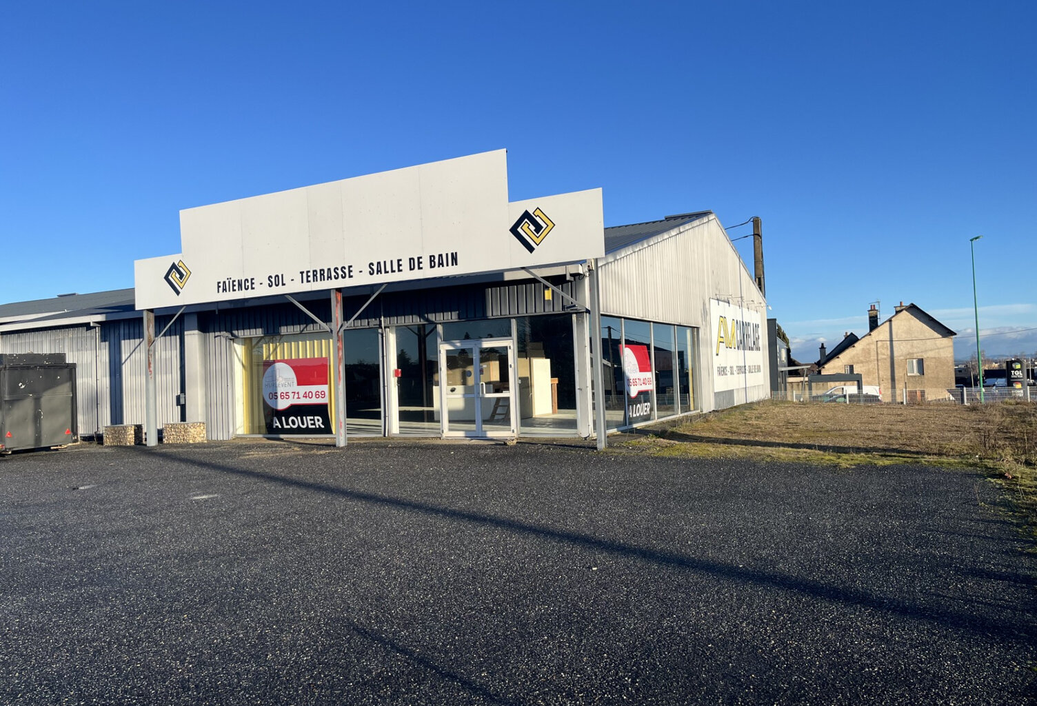 LOCAL DE 750M2 SUR L'AXE RODEZ/ LA PRIMAUBE — photo 1
