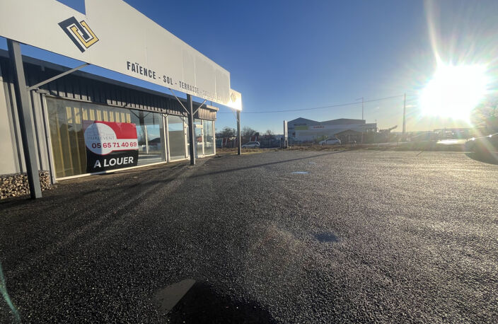 LOCAL DE 750M2 SUR L'AXE RODEZ/ LA PRIMAUBE — photo 2