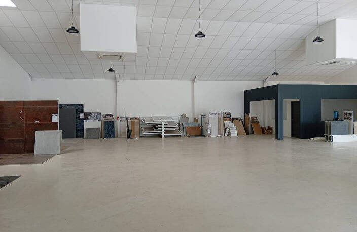 LOCAL DE 750M2 SUR L'AXE RODEZ/ LA PRIMAUBE — photo 5