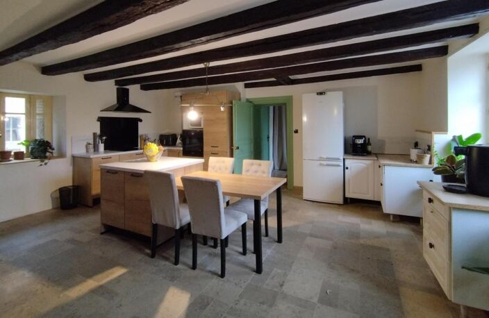 Chazelles, proche La Rochefoucauld. Maison de caractère de 223 m², 5 chambres, cour et grange — photo 2