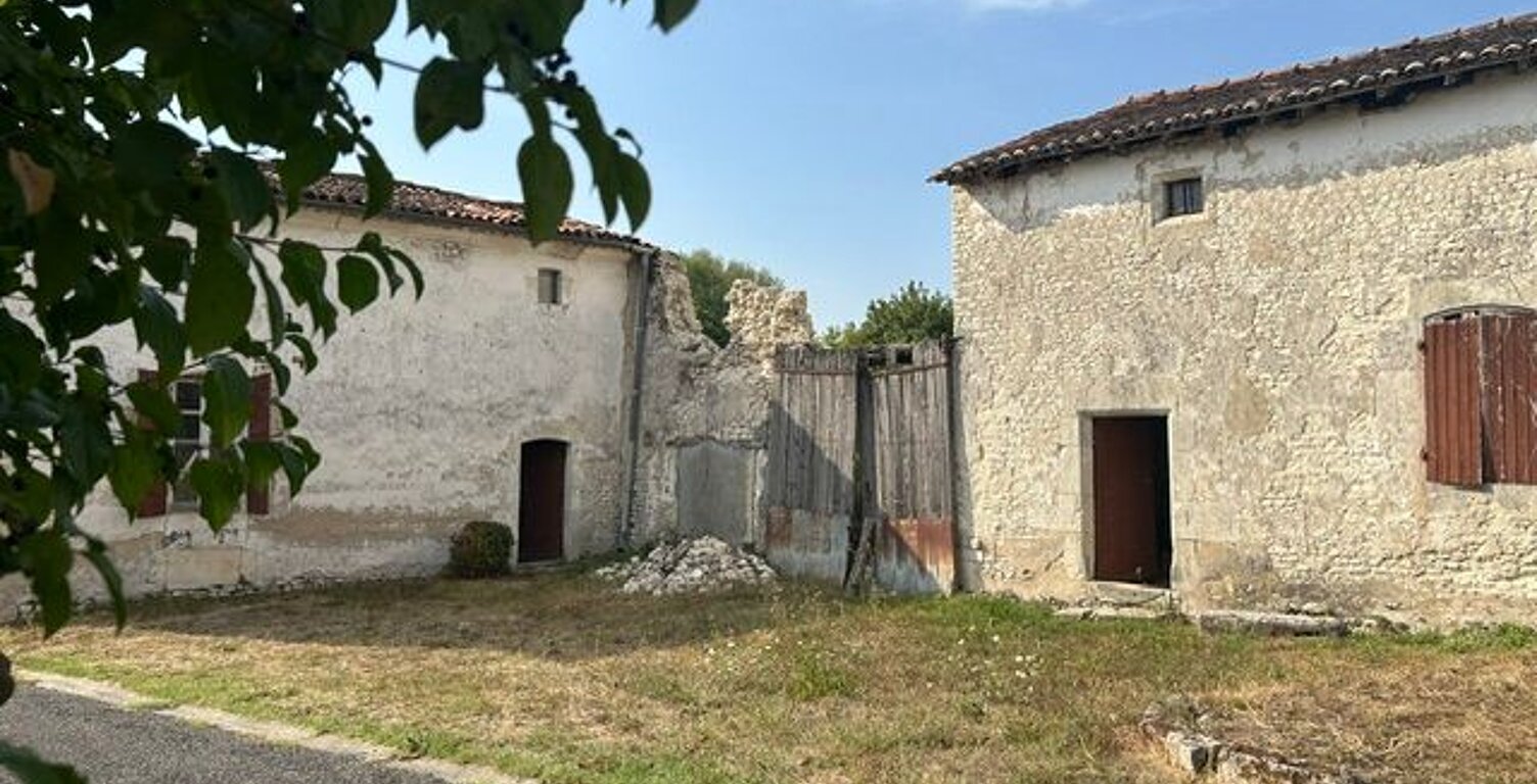 Pérignac, ensemble de deux maisons anciennes à rénover avec terrain — photo 1