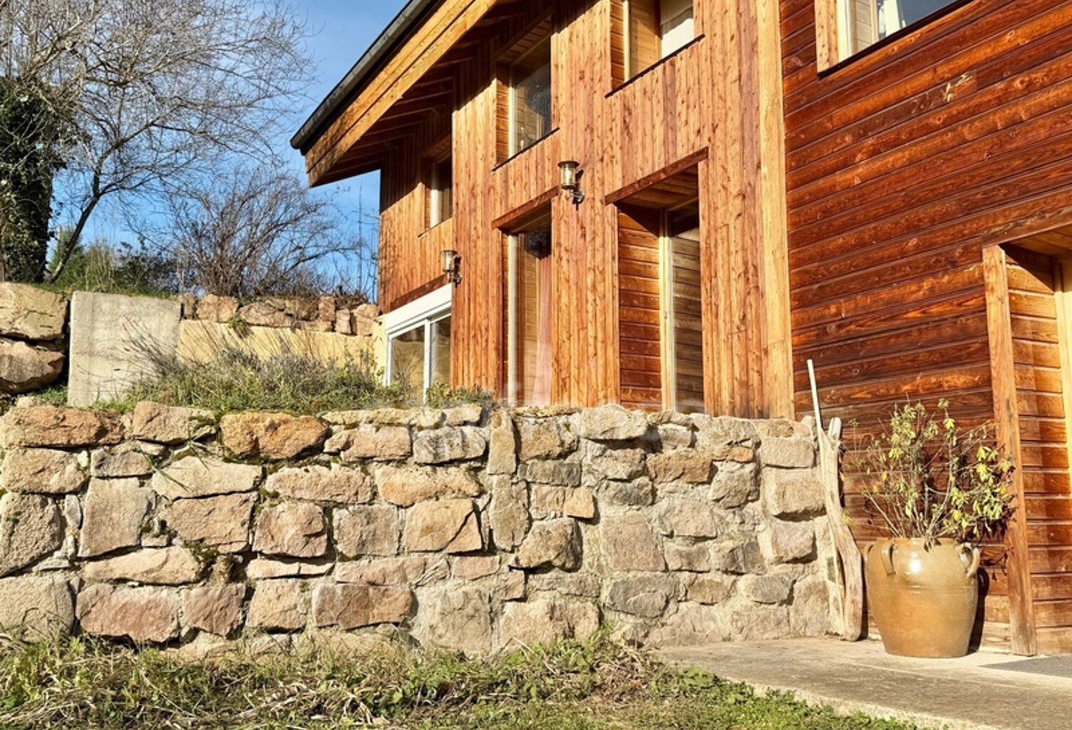 MAISON DE 220 M2, RÉNOVÉE EN 2014, TERRAIN DE 6 HA, 4 CHAMBRES, SALLE DE JEUX, 3 PUITS, ÉTANG, ASSAINISSEMENT AUX NORMES À VENIR, POMPE À CHALEUR DE 2016 AVEC CHAUFFAGE AU SOL, FIBRE OPTIQUE — photo 1