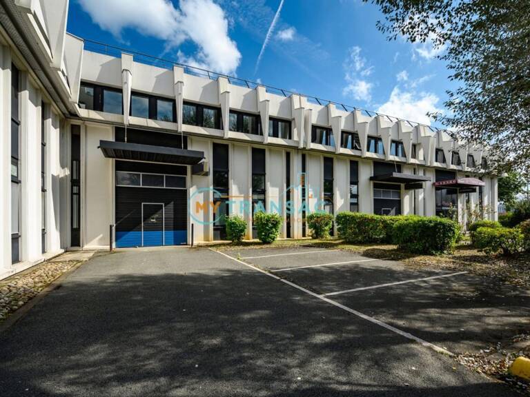 Local d'une surface de 849m² Courcouronnes — photo 1