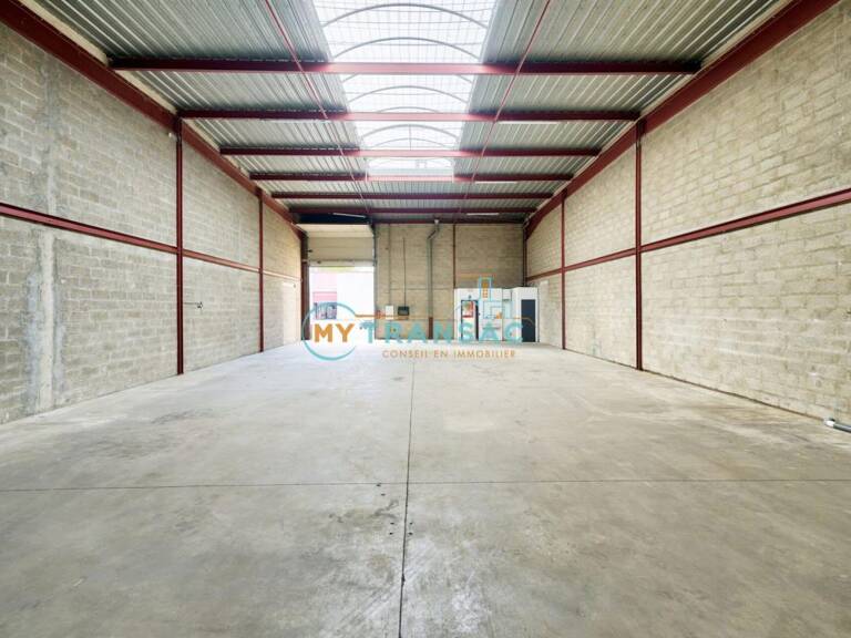 A louer local de 380m² dont 73m² de bureaux à Bondoufle — photo 1