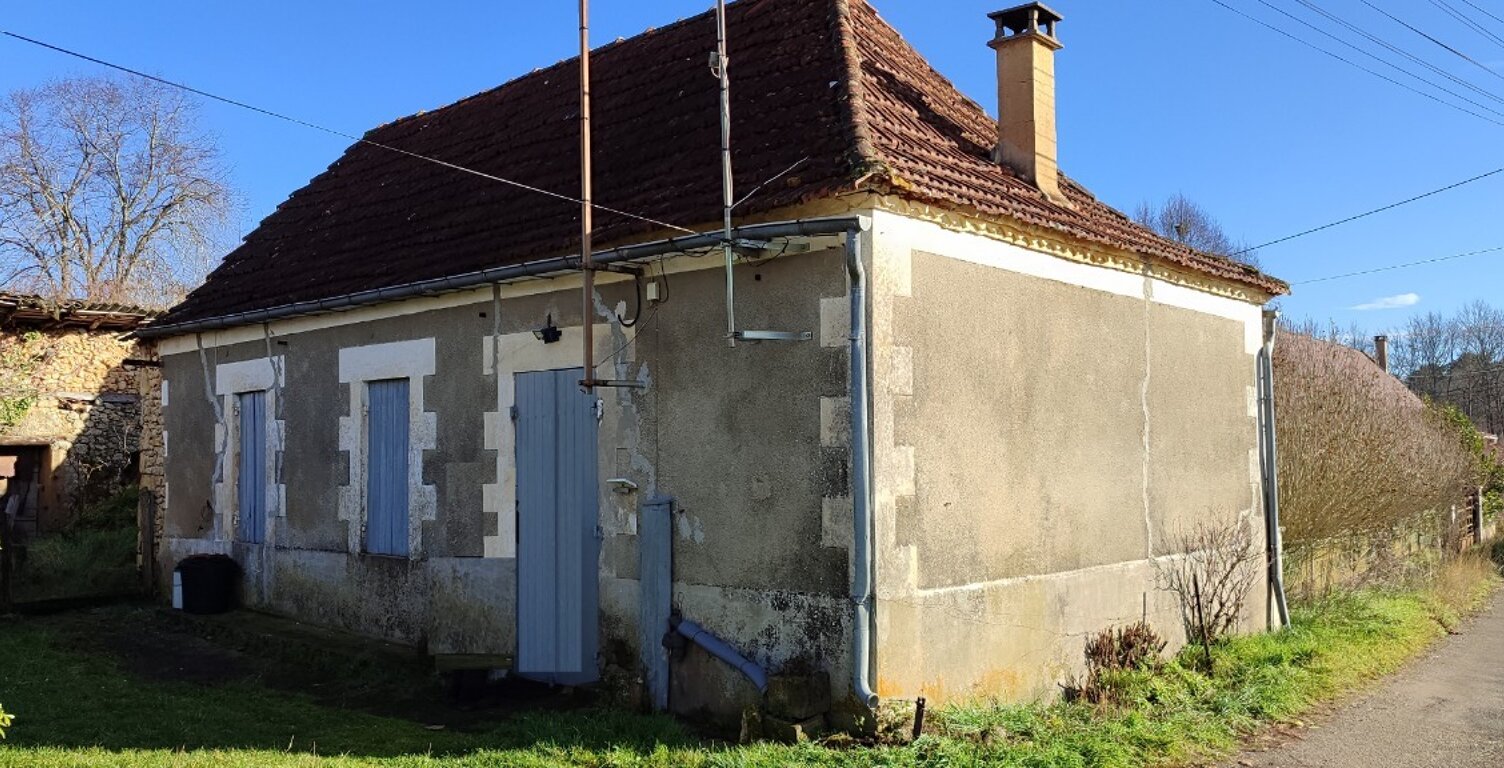 MAISON EN PIERRE A RESTAURER DE 50M² HAB + GRENIER AMENAGEABLE DE 20M², JOLI TERRAIN DE 9 759 M² + PETITES DEPENDANCES, LE TOUT A RESTAURER — photo 1