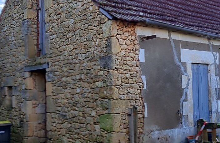 MAISON EN PIERRE A RESTAURER DE 50M² HAB + GRENIER AMENAGEABLE DE 20M², JOLI TERRAIN DE 9 759 M² + PETITES DEPENDANCES, LE TOUT A RESTAURER — photo 2