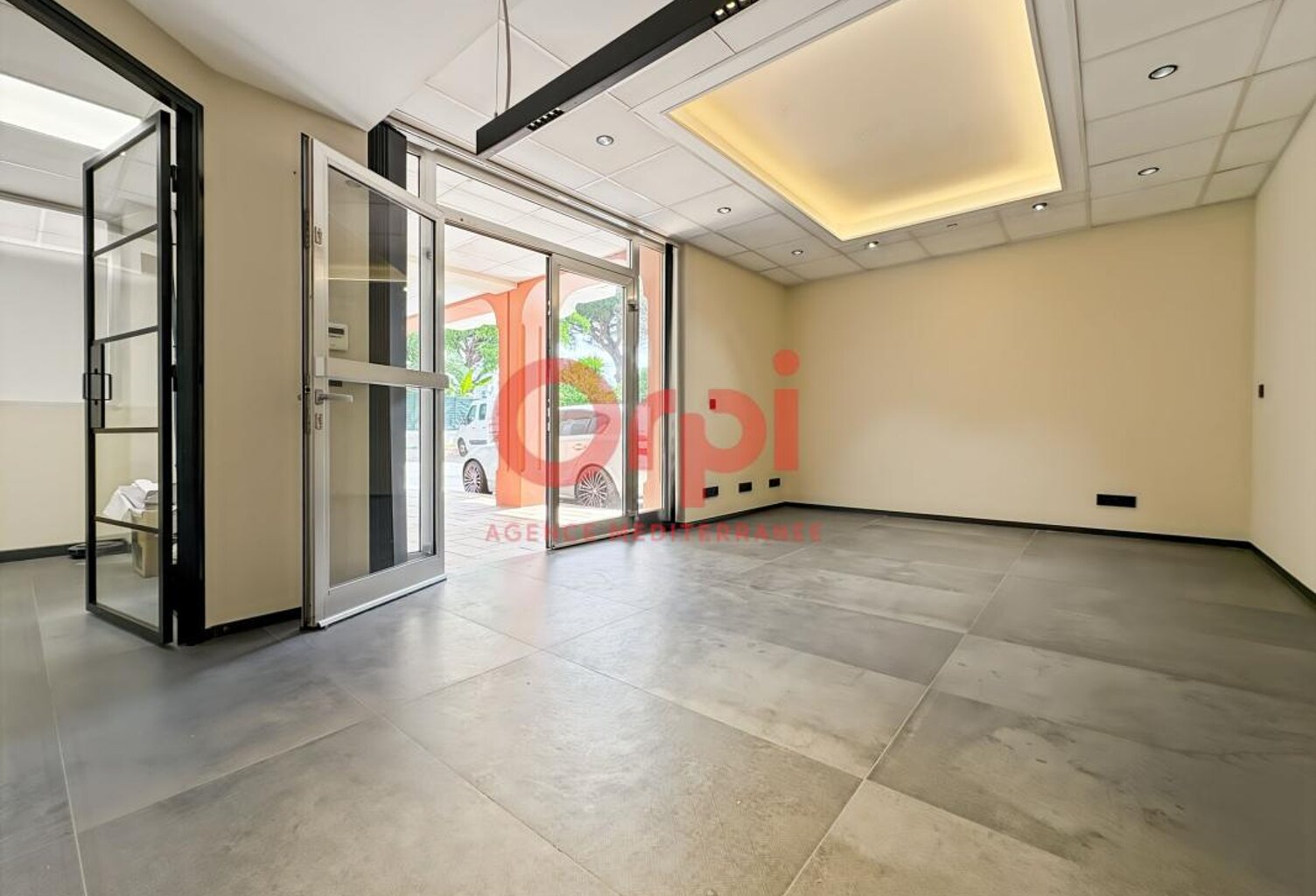 Locaux commerciaux à louer - 70m² - Fréjus Plage — photo 1